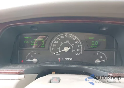 2005 Lincoln Town Car Signature Limited z USA, uszkodzony, nr VIN 1LNHM82W35Y654826